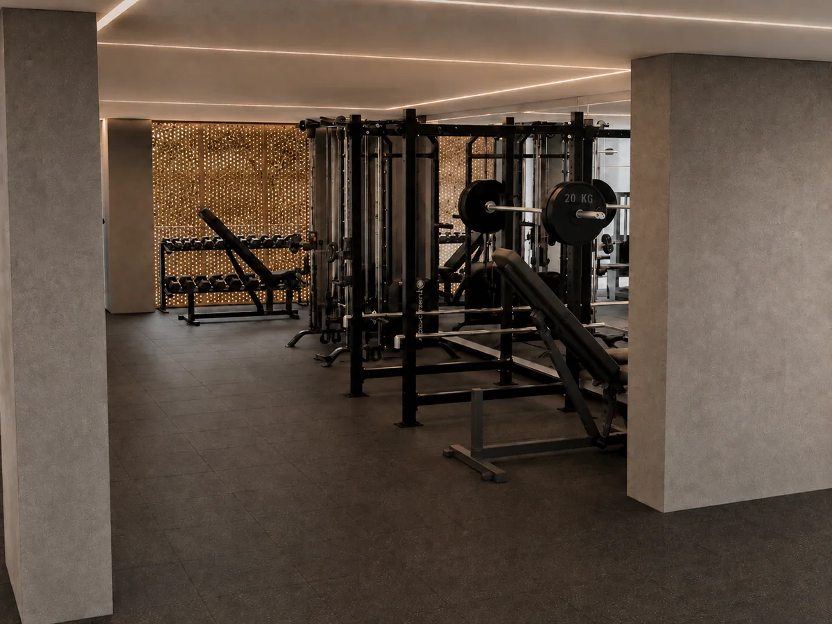 Interior do espaço fitness projetado pela Fox Team, com iluminação embutida, painel perfurado e equipamentos instalados