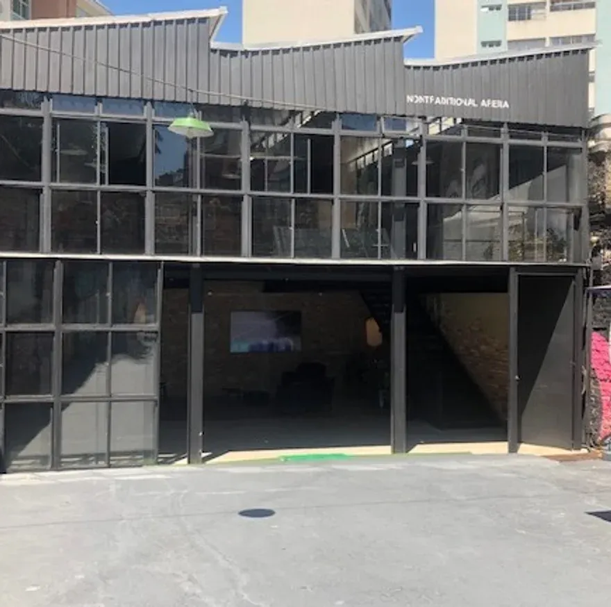 Fachada em estrutura metálica de dois pavimentos da galeria de arte, com ampla caixilharia no térreo