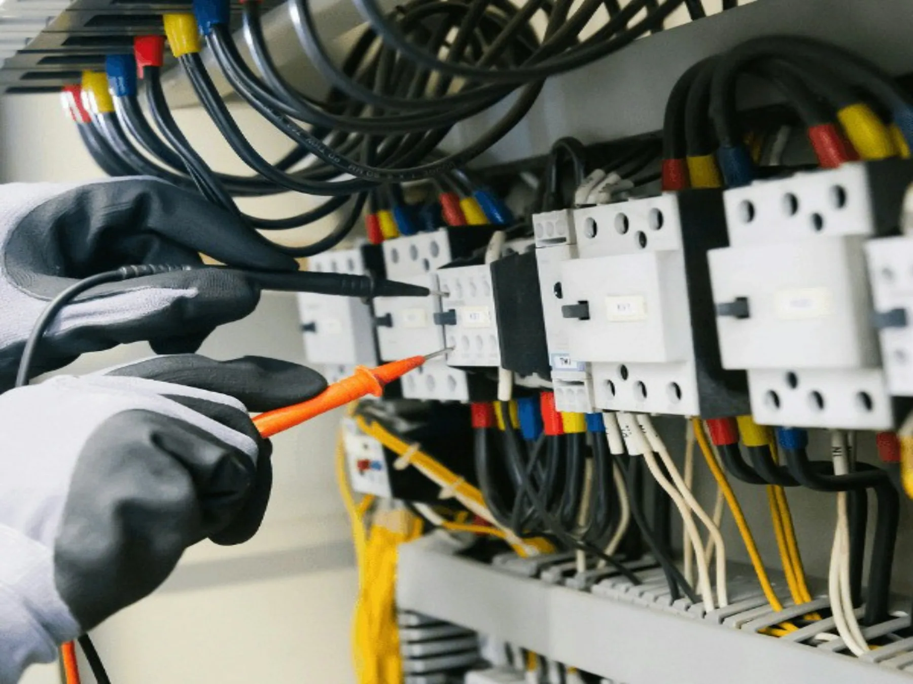 Inspeção técnica de quadro elétrico durante levantamento para laudo