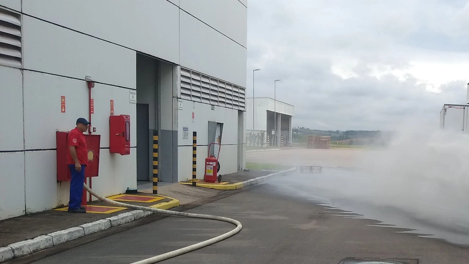 Edificações comerciais em São Paulo, do tipo que a Fox Team regulariza junto ao Corpo de Bombeiros